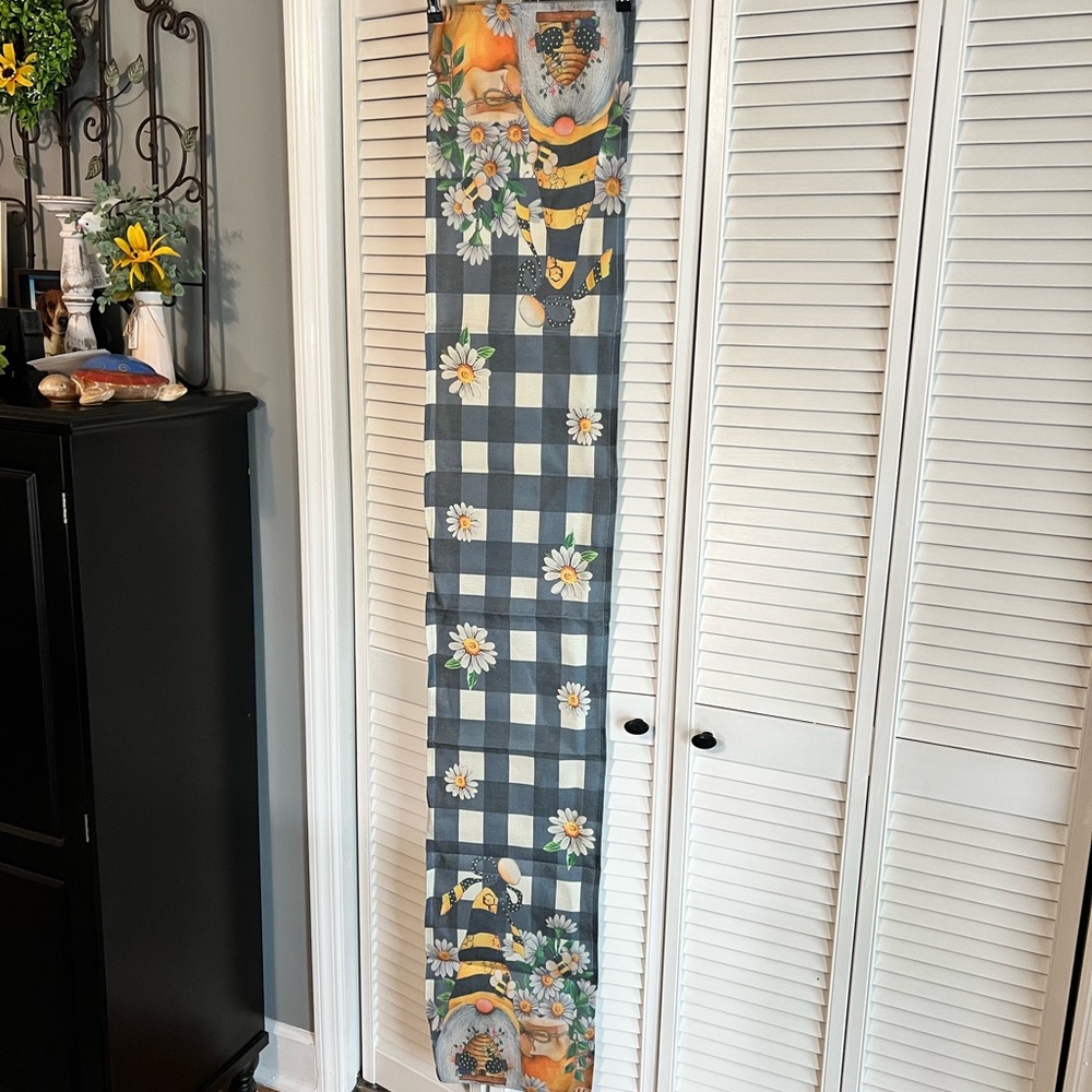 Plaid‎ Bee Gnome Daisy Print Table Runner NEW